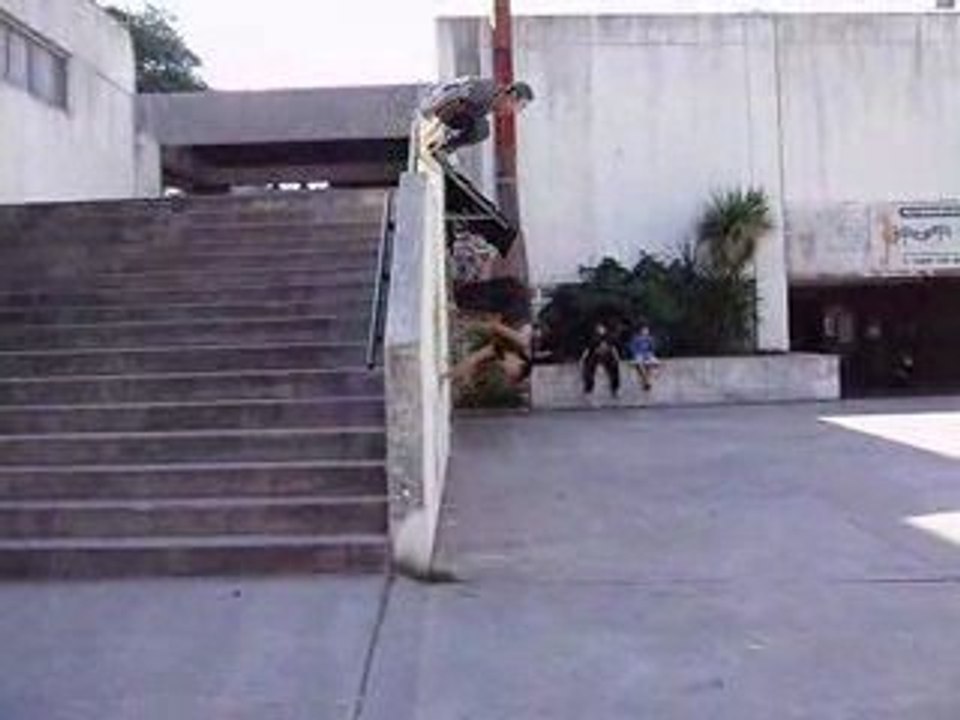 ...privEEquipe...corto le parkour!!! ver en HQ