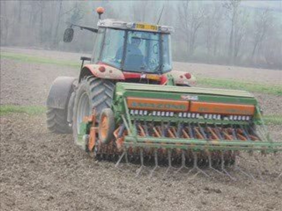 semis de l'herbe avec des massey ferguson