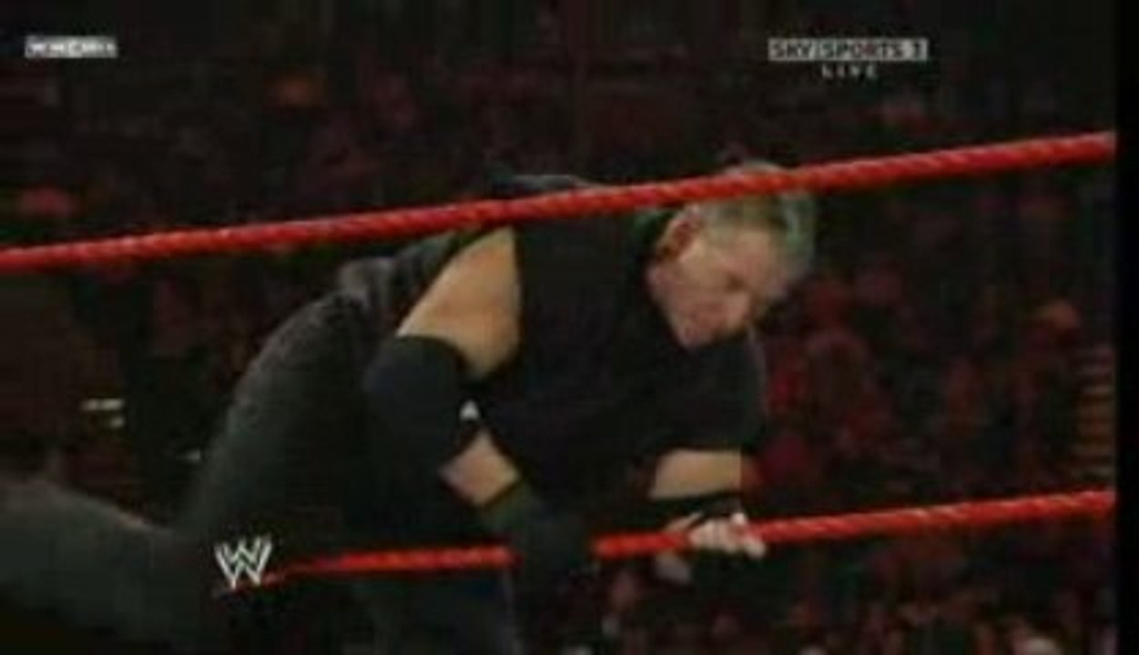 The animal Batista revient/return  a wwe raw 06/04/2009.