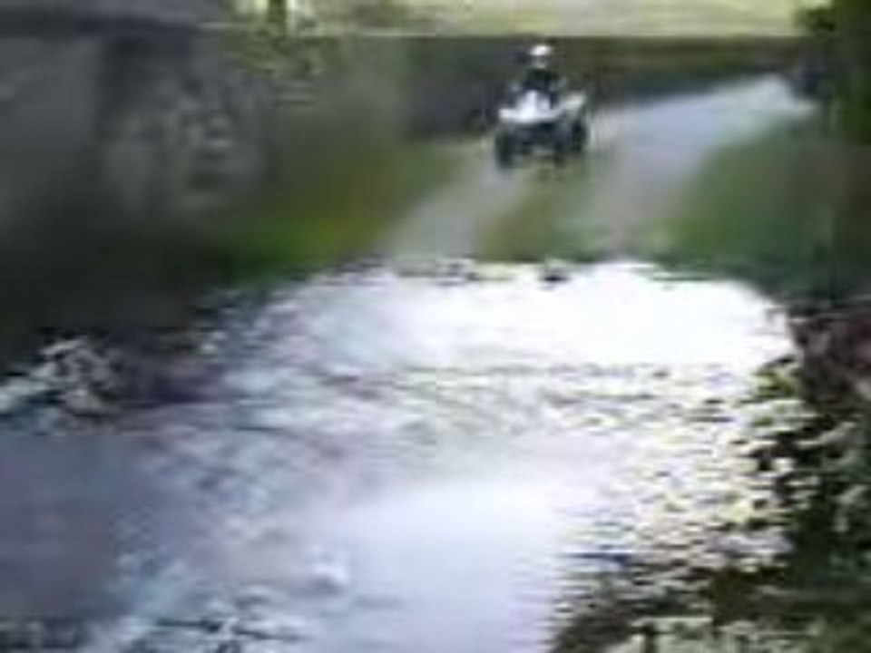 en passent dan le rue en quad