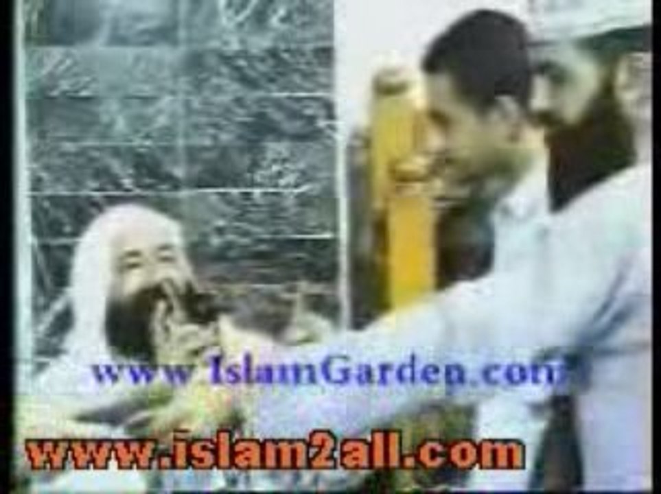 شاب اسلم على يد الشيخ محمود المصري حفظه الله تعالى
