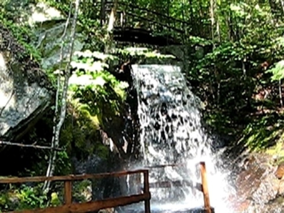 Privates Paradies mit  Wassefall im Mont Tremblant