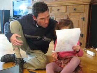 Adèle récite son poème à son papa