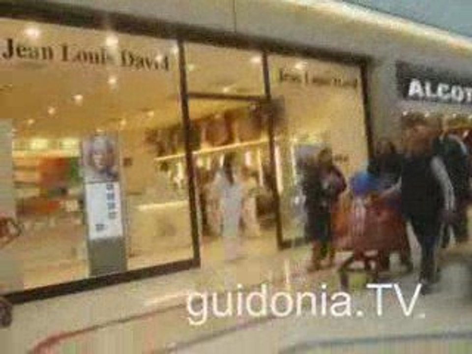 Ingresso e negozi centro commerciale Guidonia