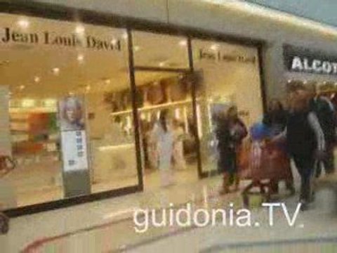 Ingresso e negozi centro commerciale Guidonia