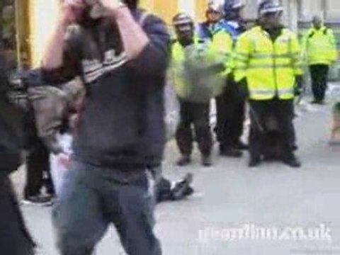 G20 - Londres : Ian Tomlinson jeté au sol par des policiers