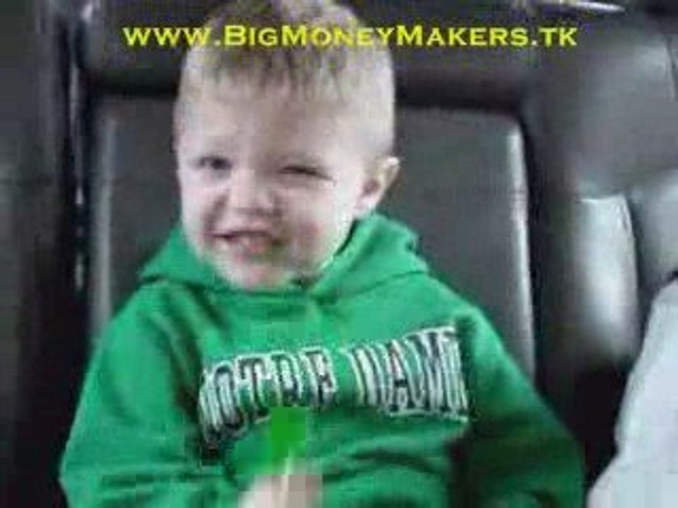 Small kid sings as the superstar