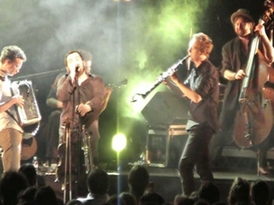 DEBOUT SUR LE ZINC : Poil aux yeux