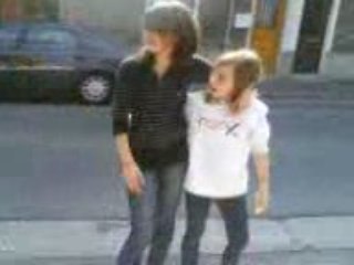 marie qui a 11 ans maitrise clara qui a aussi 11 ans