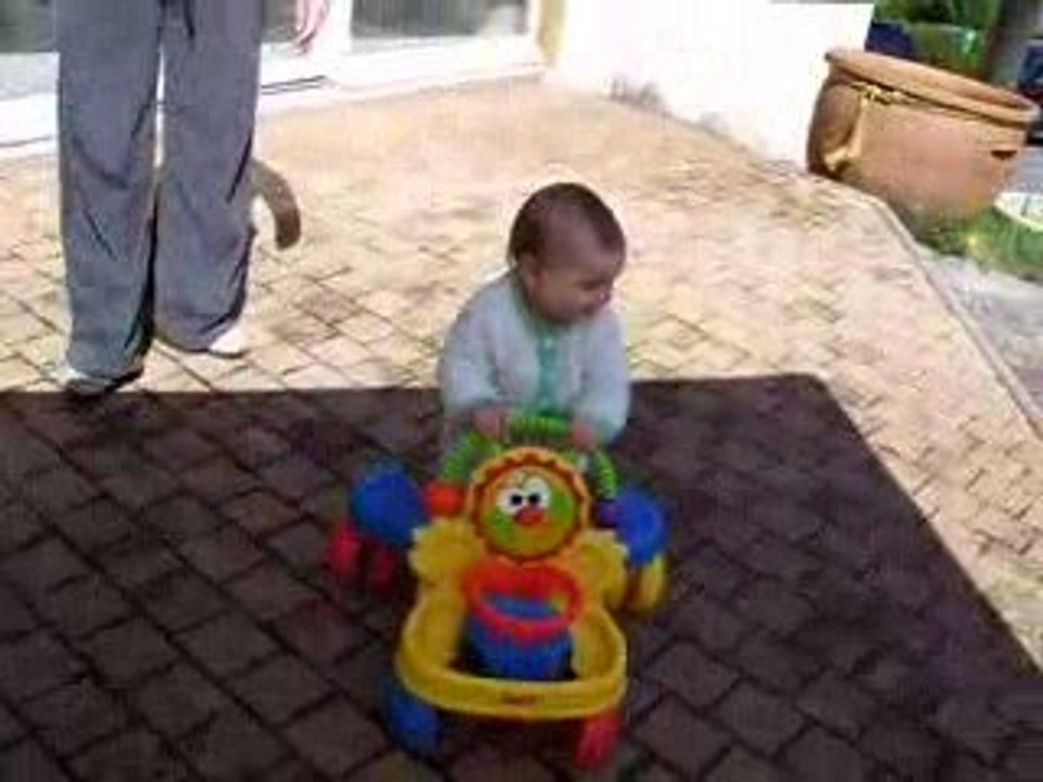 Jeanne pousse son pousseur sur la terrasse