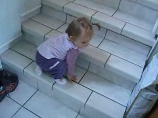 emma descend les escaliers