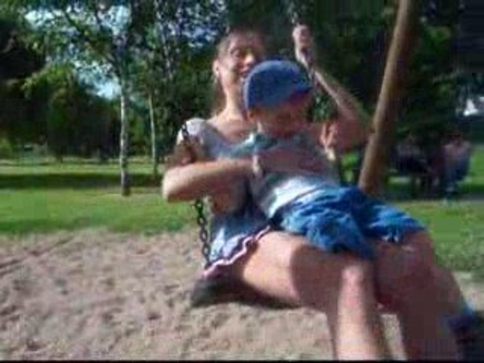 Esteban et maman se balancent