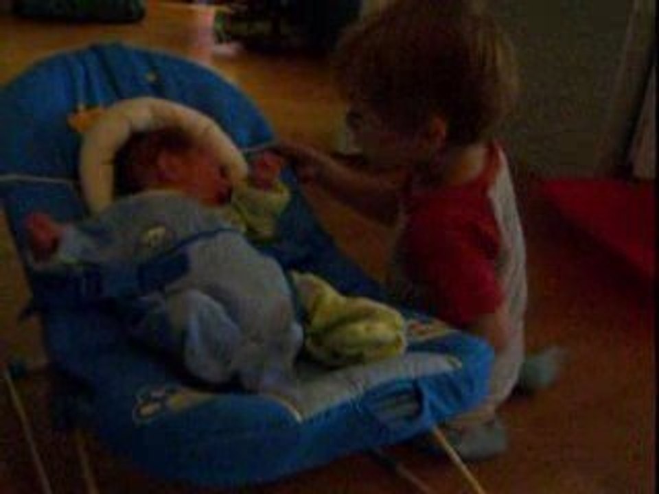 Esteban fait un bisou à son frère