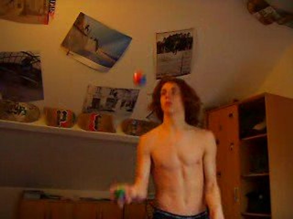 bastien apprend a jongler ^^