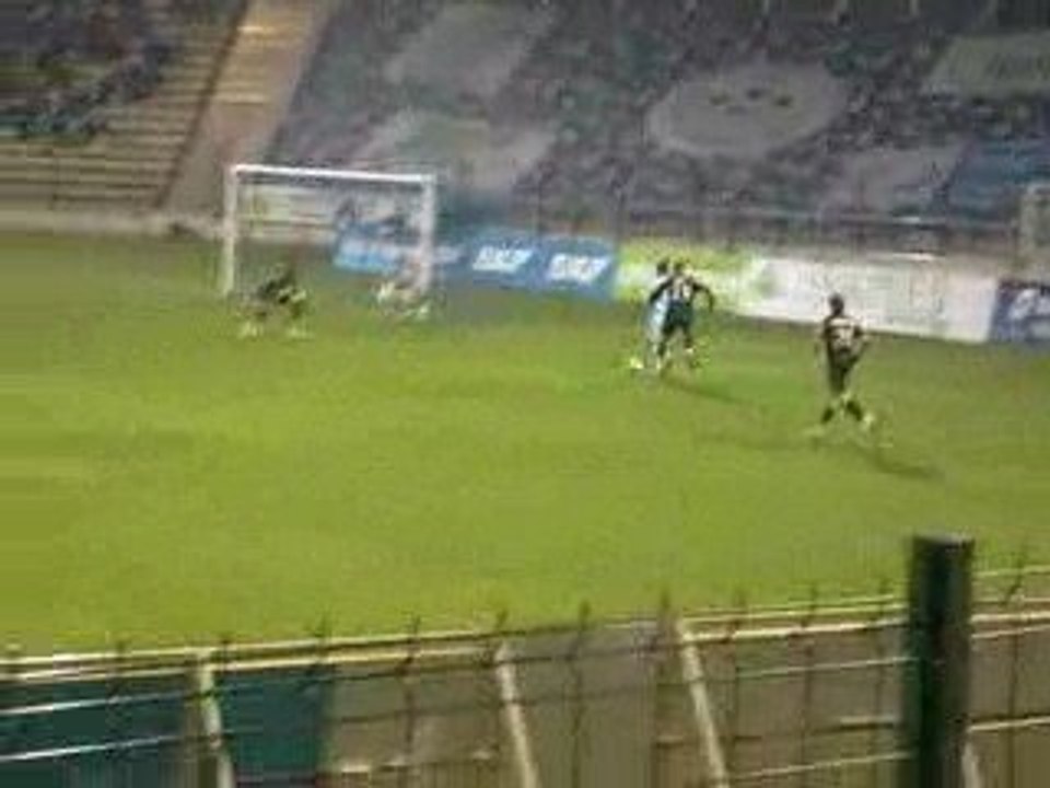 Atik drible 3 defenseurs