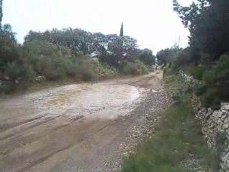 moi ( mathieu ) en cross dans une flaque d'eau