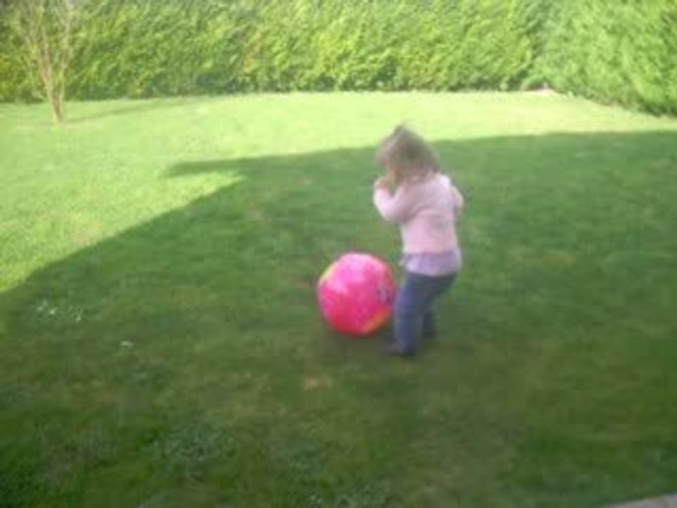 Je joue dans le jardin...