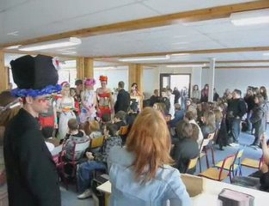 Défilé de vêtements en matériaux recyclés au lycée Paul Duez