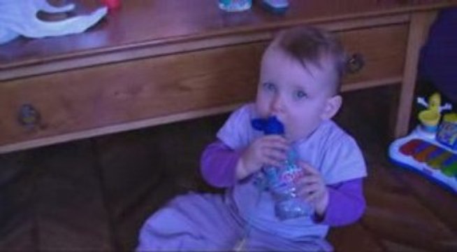 Zoe boit toute seule