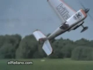 AMAZING PLANE LANDING WITH ONE WING! WWW.EPR-HOODIA.COM