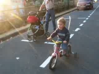 Esteban fait du vélo!