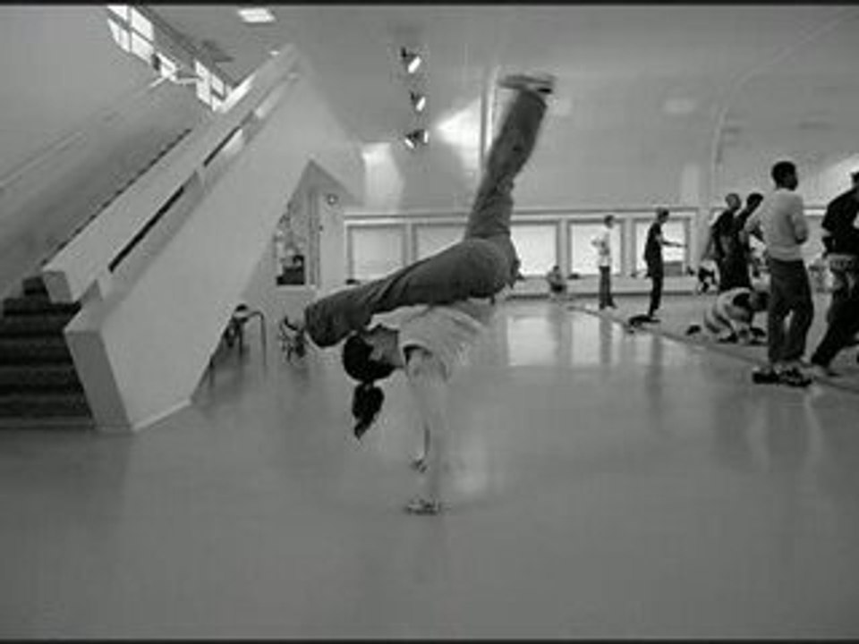 Floresta - Capoeira, acrobacias e floreio