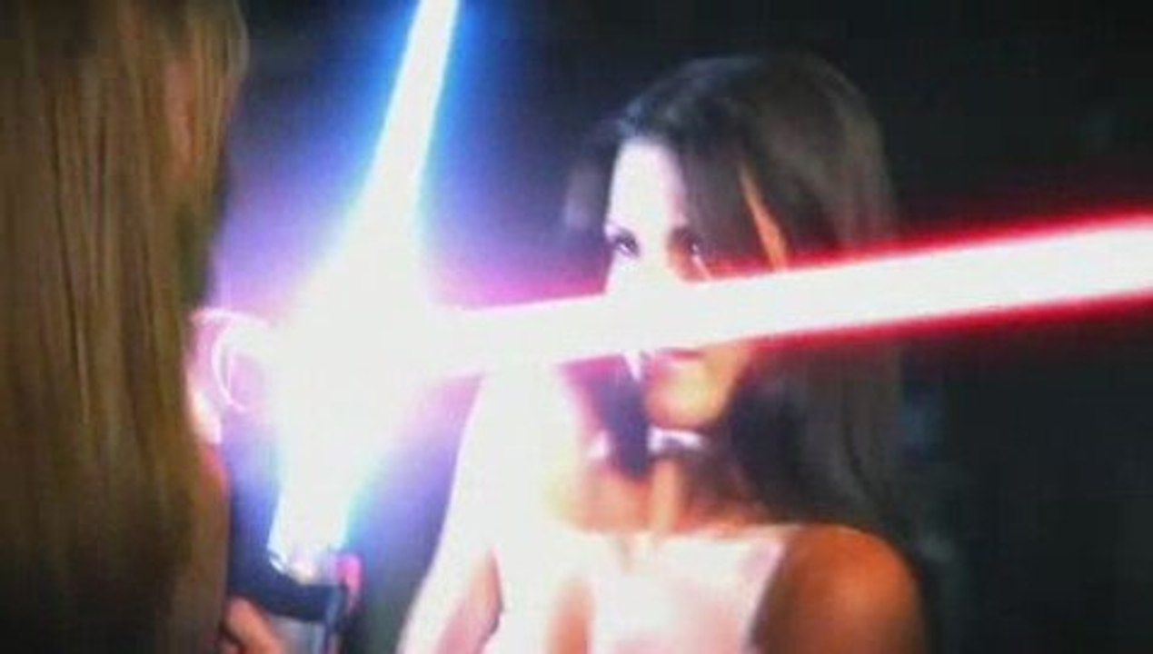 Axe Saber : Striptease au Sabre Laser
