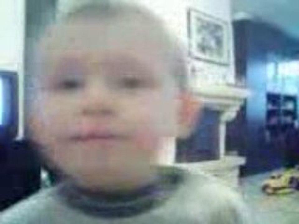 Quentin chante petit papa noël