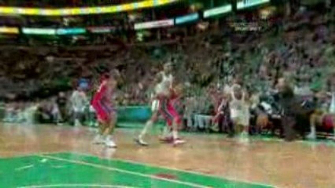 NBA Stephon Marbury dishes a nice behind-the-back pass to Ke