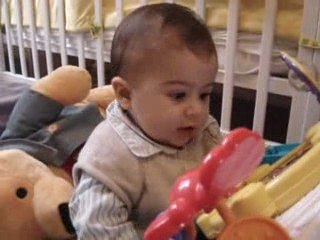 bebe qui veux attraper les poissons