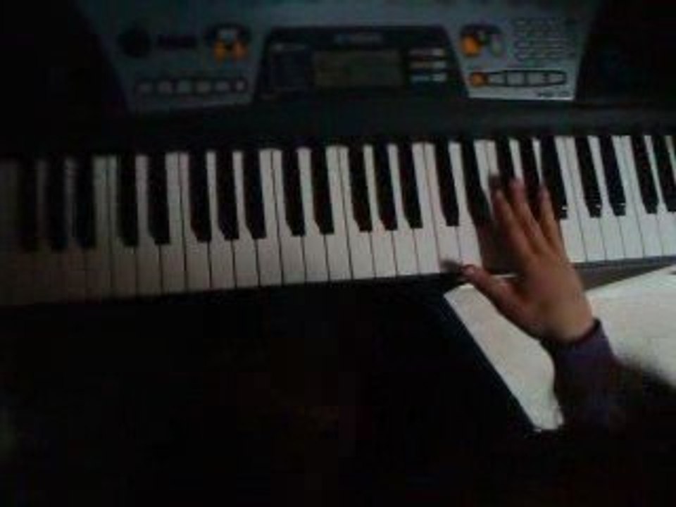 Lisa qui fait du piano :D