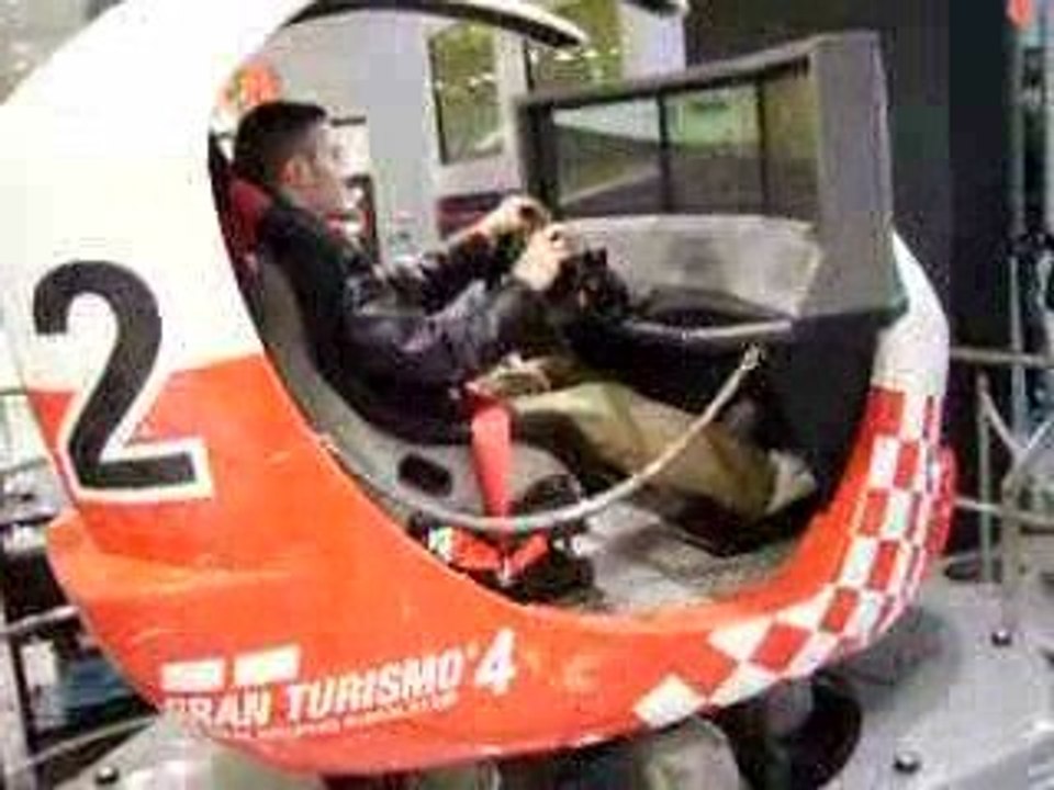 Simulateur gran turismo 4 au Toyota show room de Tokyo.