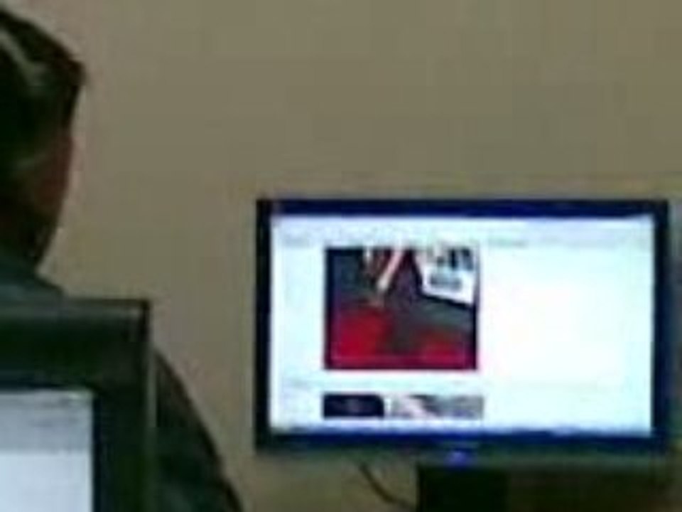 Junaid mughal watching dirty pics 09 04 2009