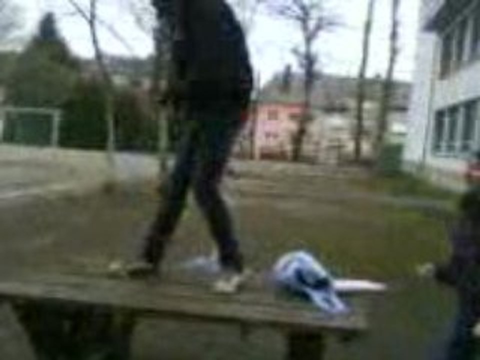 Sarah qui fait la conne a lecole !! xD