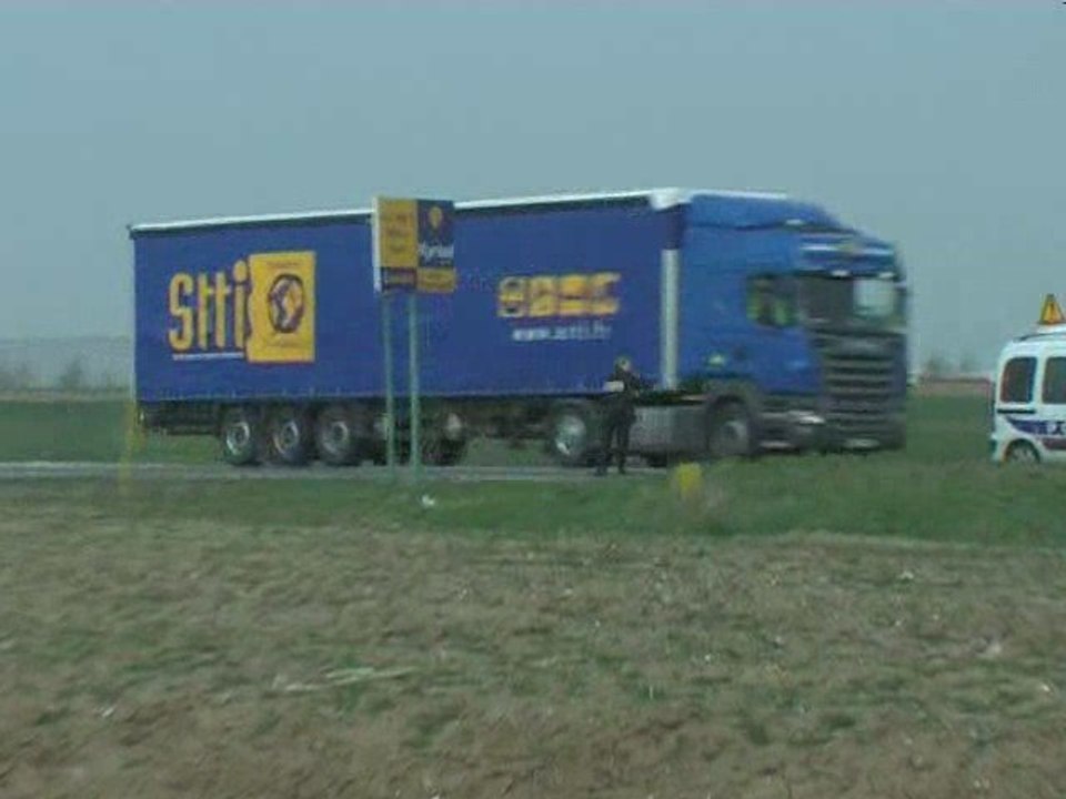 Beauvais : après un accident, un camion est dépanné RN 31