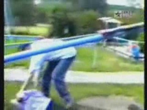 Regis sur une balançoire.