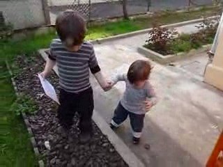 lise fait ses premiers pas avec son fréré