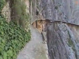 Moi qui assure comme un fou le long d'une corniche espagnole