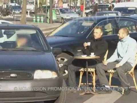 Caméra Cachée : Garçon ! Un café (Mad Boys)