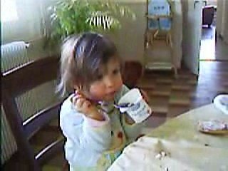 Clémence 22 mois au petit dej