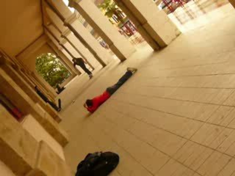 skate par dessu un pote