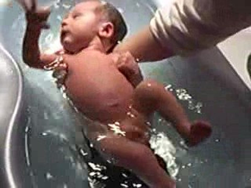 Léon prend son bain