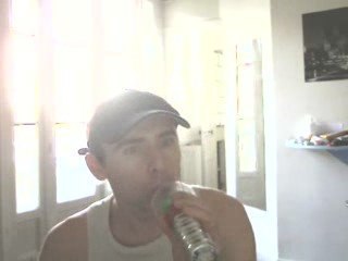 Wiwi égratigne "Prout dans l'eau"