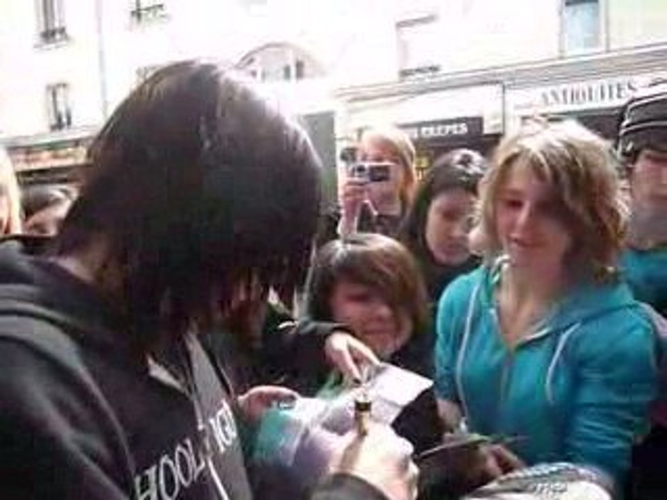 ETF à Paris. Craig Mabbitt signe et prend des photos.