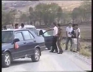 DÜĞÜNDE GENCLER OYNARKEN