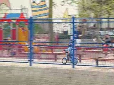 Eliott à vélo (sans les petites roues)