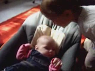 Nolan fait un bisou à eva