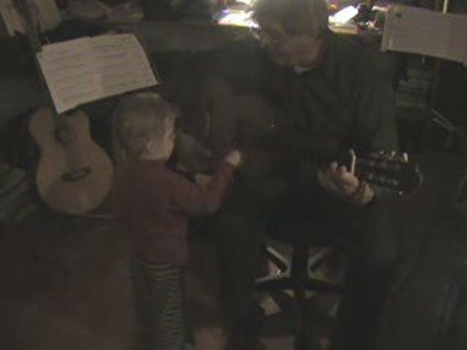 Lucas fait de la musique avec Papy