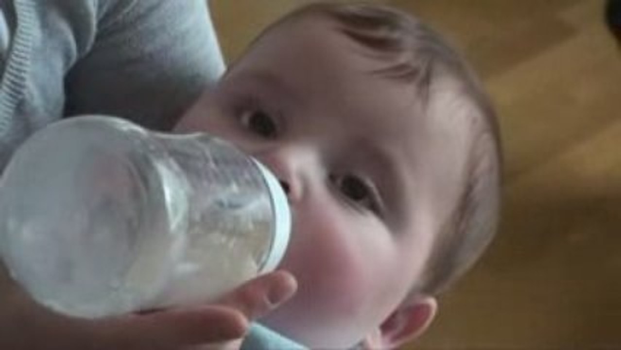 [HD] Biberon donné à Arthur (6 mois) par Maman