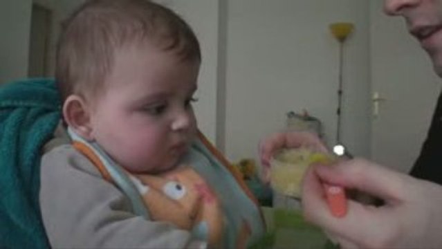 Arthur (6 mois) prends son 1er premier goûter (pomme)